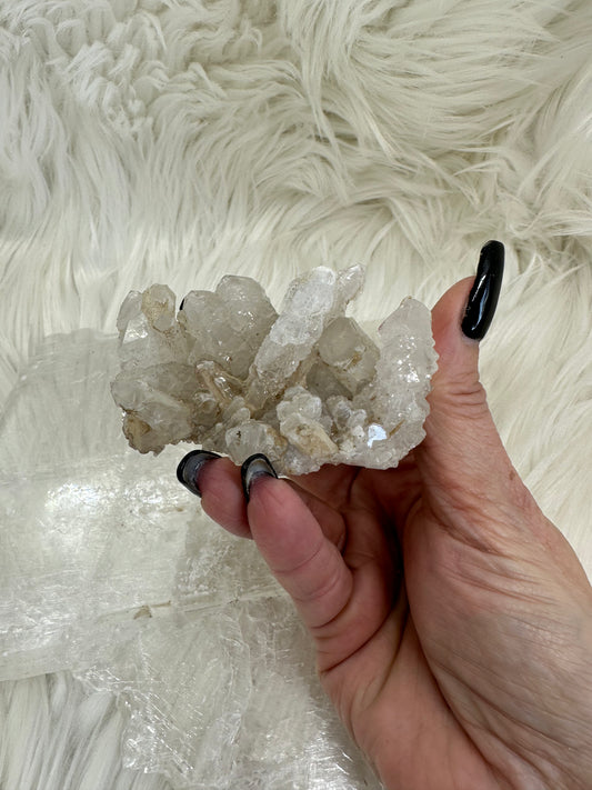 Quartz with secondary growth