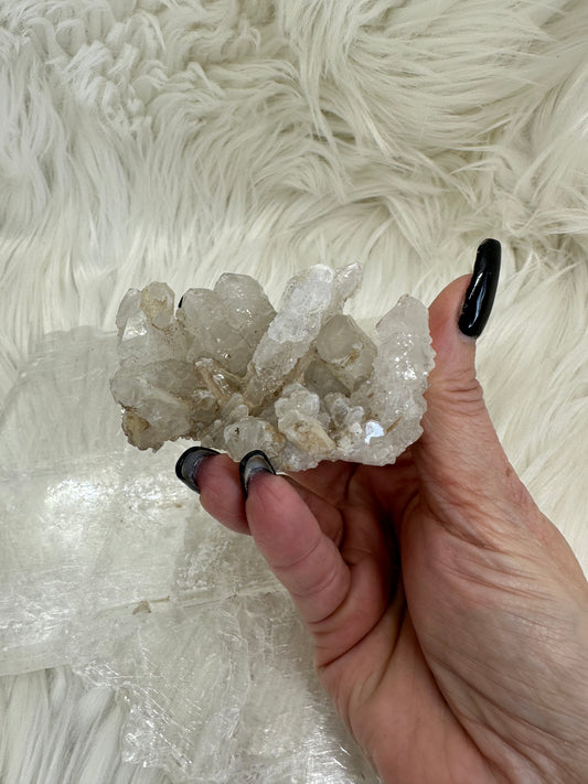 Quartz with secondary growth